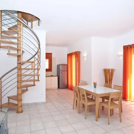 نيرياس * بلاتيس يالوس